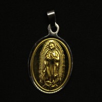 P515423   Pingente Ao Inox Folheado a Ouro 18K Nossa Senhora de Guadalupe
