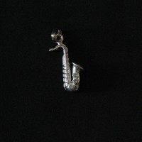 Pingente prata 925 saxofone c/ zirconia