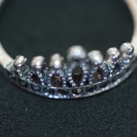 Anel prata envelhecida coroa de rainha com varias zirconia