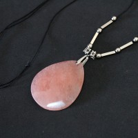 Colar Couro ajustável pedra quartzo Rosa