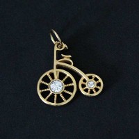 Pingente Folheado a Ouro 18k  Bike com zirconia nas roda