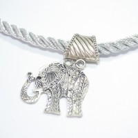 Colar de fios prateado torcida com pingente elefante prata trabalhada NT