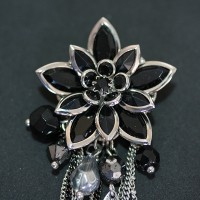 Broche com cristal preto com flores